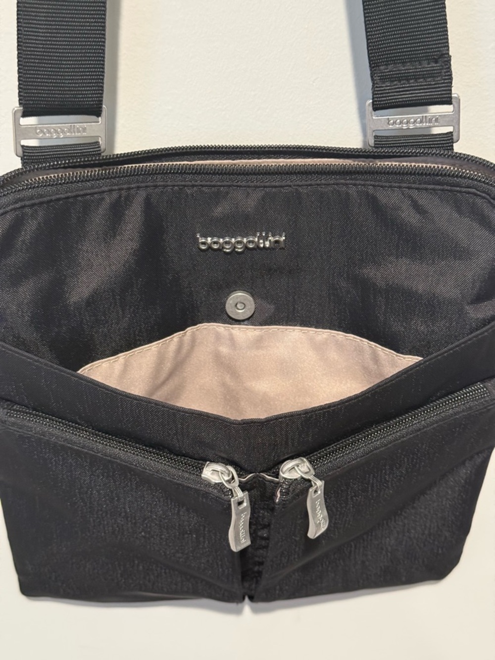 Baggallini Black Horizon Lightweight Crossbody Messenger Bag Travel Nylon - Picture 4 of 5